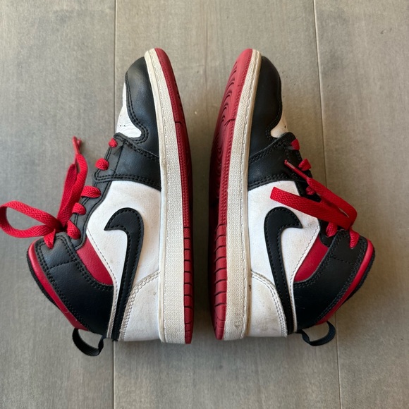 Boys Jordan's Size 1 - Picture 4 of 6